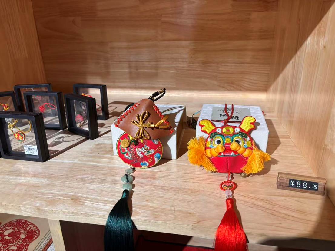 桌子上放着花瓶 AI 生成的内容可能不正确。