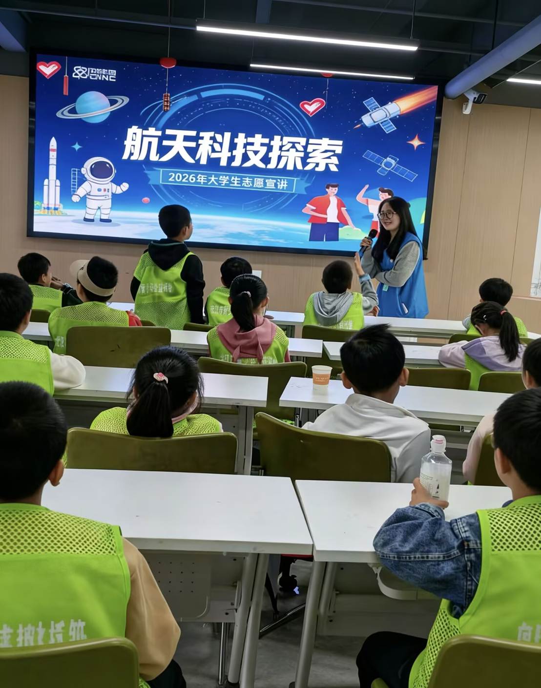 人们在看台上的人在房间里 AI 生成的内容可能不正确。