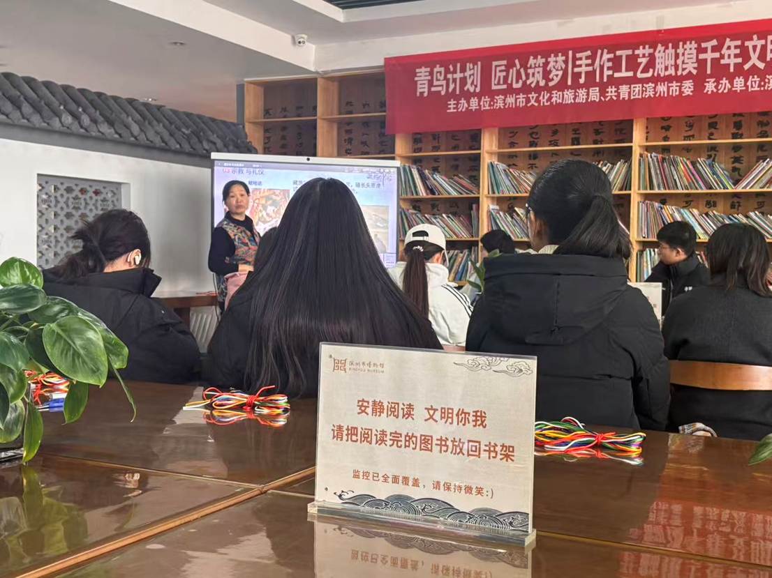 餐厅里的人们 AI 生成的内容可能不正确。