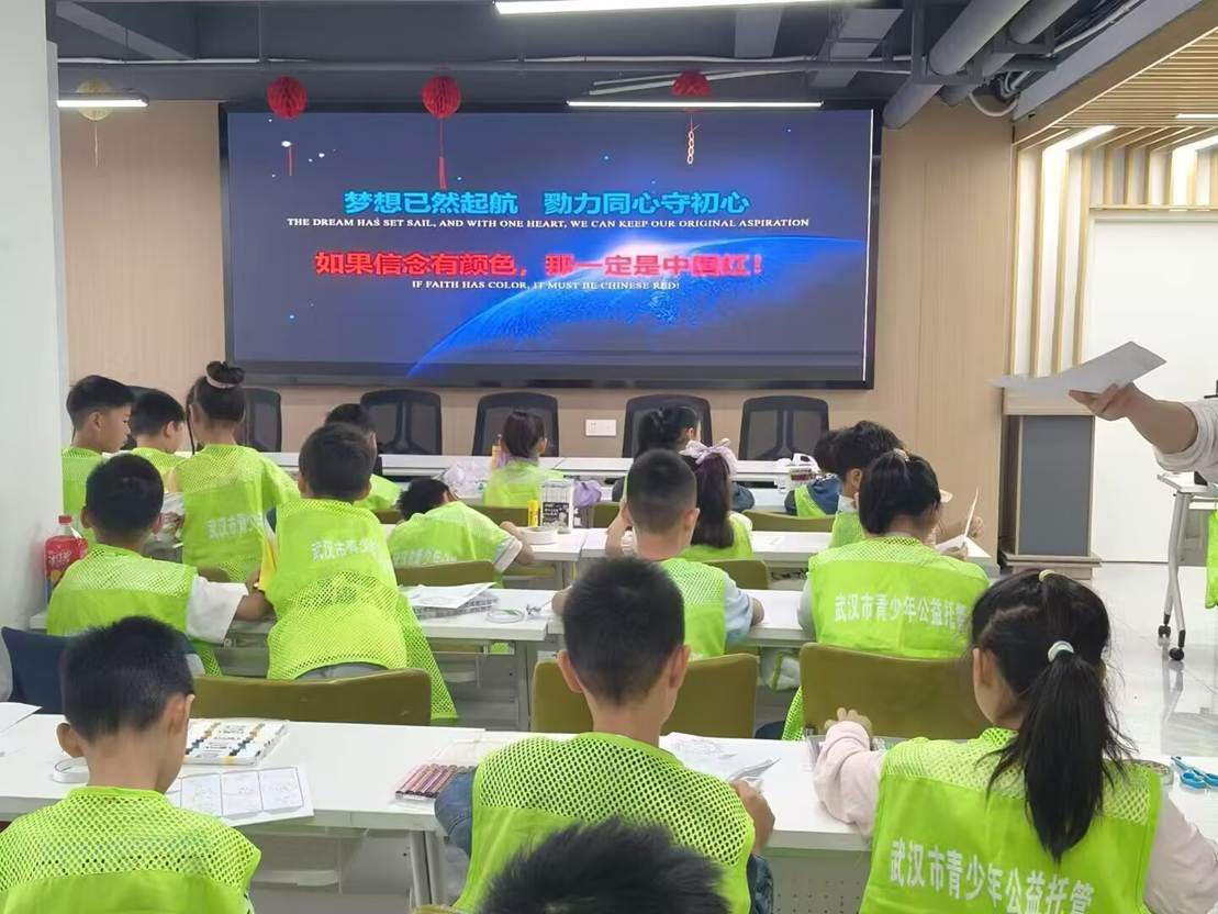 一群人在台上演讲 AI 生成的内容可能不正确。