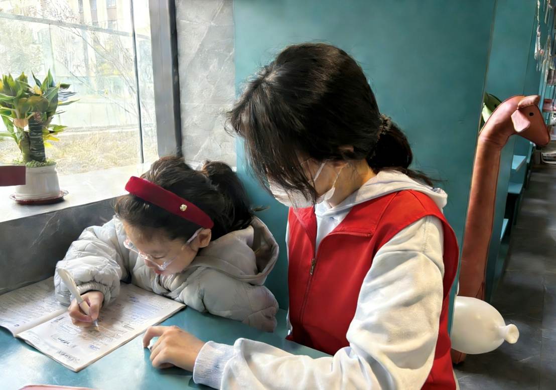 图片包含 人, 窗户, 桌子, 男人 AI 生成的内容可能不正确。